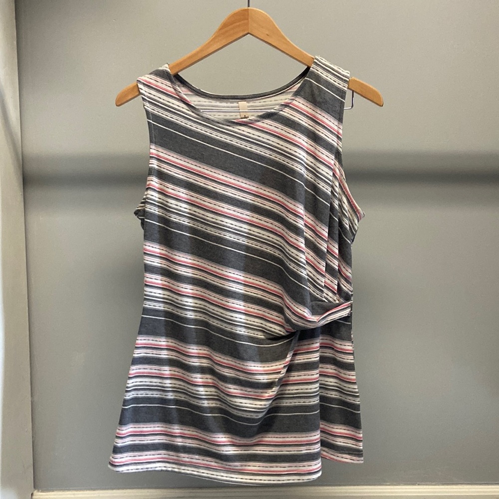 Gilli sleeveless top Size M Like new